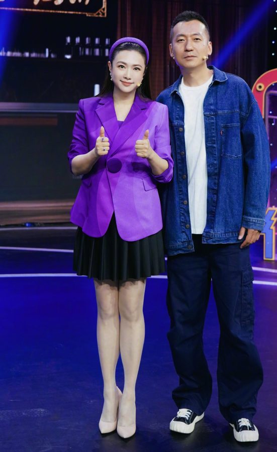 女主持人王曦梁细长腿穿油亮肉丝袜踩尖头细高跟(5/8)