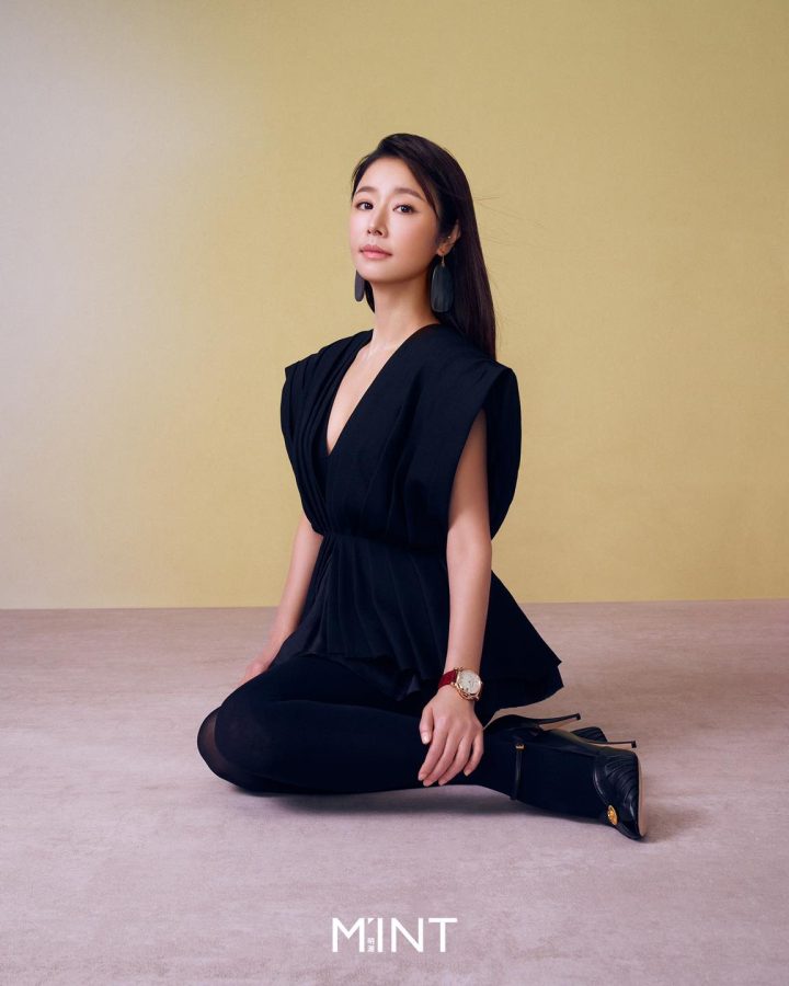 女明星林心如长腿穿厚黑袜为《明潮》时尚杂志拍摄大片(2/2)