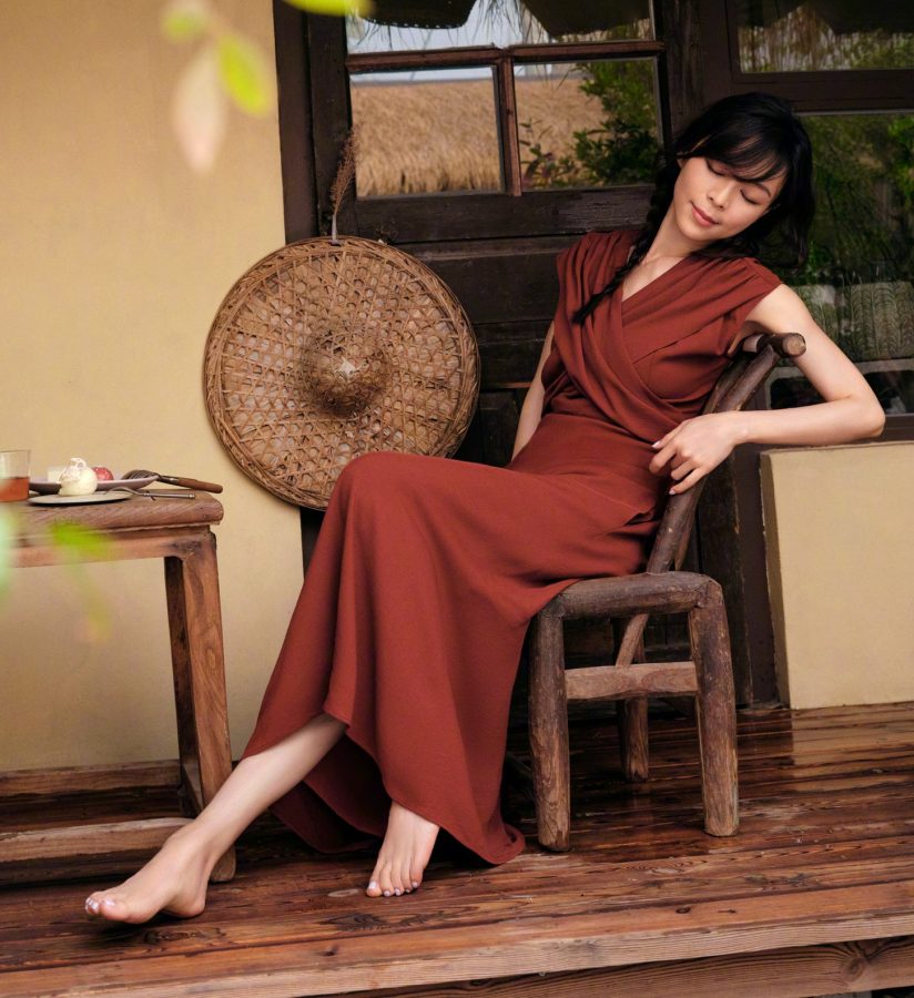 张静初为杂志拍写真大片露出完美玉足(1/1)