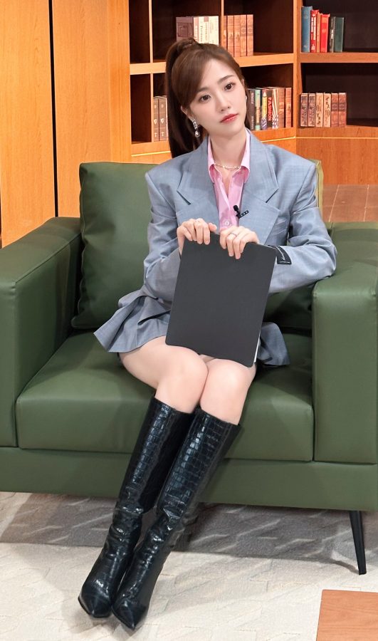 张纯烨学院风穿搭灰色百褶裙大秀笔直白腿，甜美气质溢出屏幕(2/7)