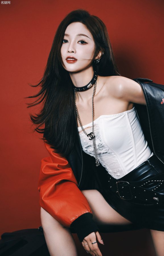 吴宣仪演绎甜酷风，皮衣半脱尽显风情，一双美腿和高跟鞋太吸睛！(6/9)