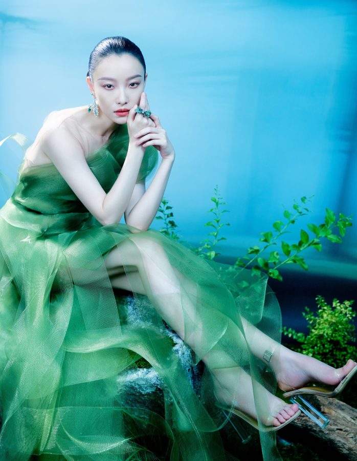 倪妮穿开叉绿裙拍摄烟雨朦胧大片秀出玉腿美足(2/9)