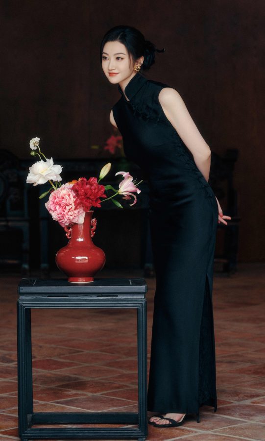 Jing Tian wore an elegant cheongsam and stepped on a single-strap high-heeled sandals, showing her graceful figure and oriental beauty(4/10)
