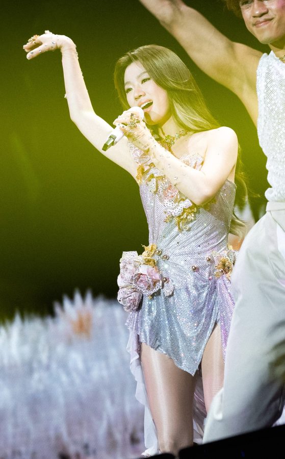 绝美小姐姐单依纯身穿粉紫色花朵礼服搭配肉色丝袜闪耀演唱会舞台(60/82)
