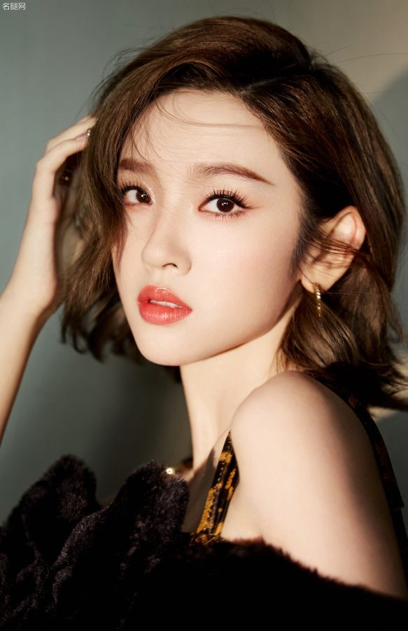 唐艺昕这次是蝴蝶结加豹纹组合，甜美和野性交织。长腿纤细动人。(8/13)