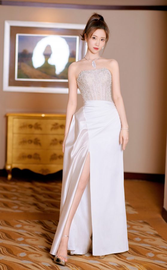 Zhang Chunye's slit skirt and silver high heels set off her jade feet, making it impossible to look away(2/7)