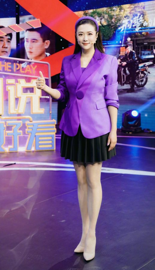 女主持人王曦梁细长腿穿油亮肉丝袜踩尖头细高跟(8/8)