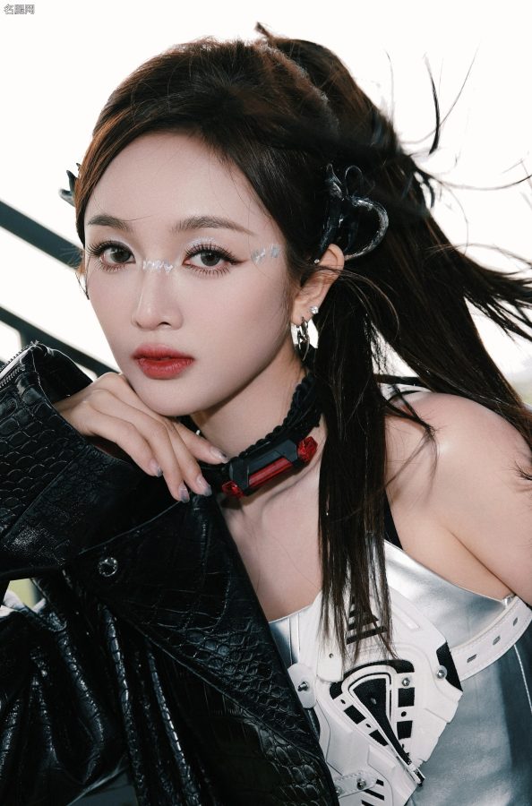 长腿小姐姐吴宣仪酷飒上线，这套穿搭简直slay全场(4/13)