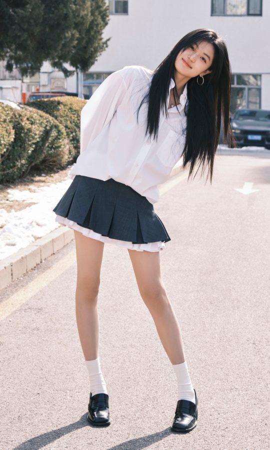 长腿美女孙千演绎经典学院风，苗条身姿让人怦然心动。(1/12)