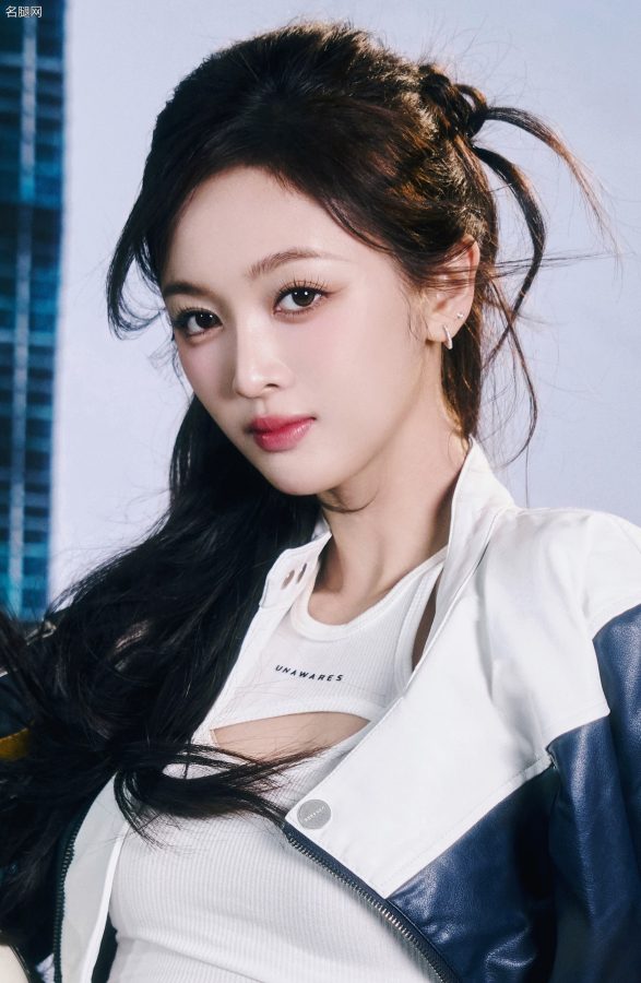 甜酷风暴!吴宣仪穿性感牛仔短裙秀出逆天美腿(11/13)