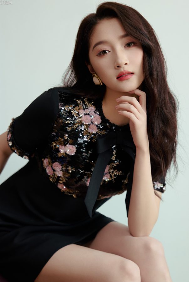 关晓彤黑裙写真大秀美腿，高跟鞋搭配长袜太吸睛！(3/11)