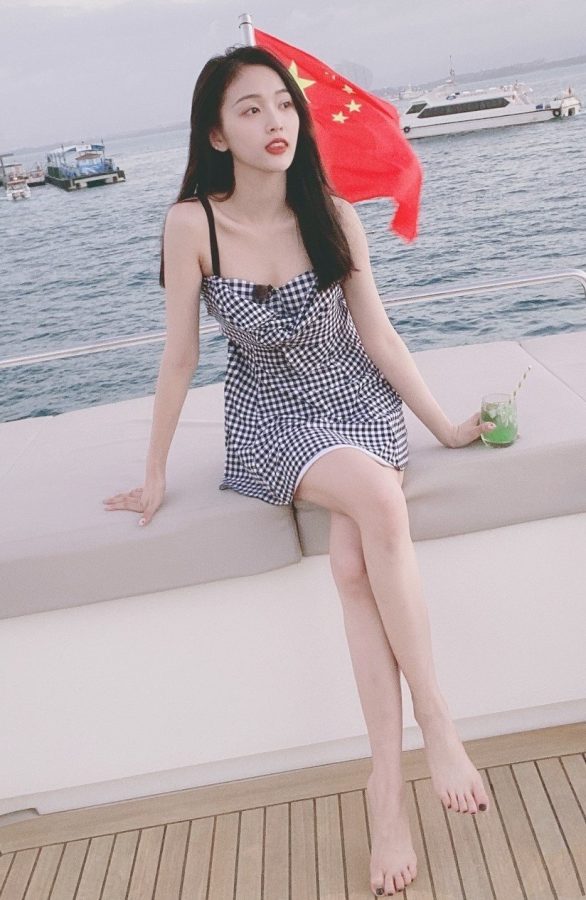 清新女神吴宣仪格子短裙衬托曼妙身姿(1/5)