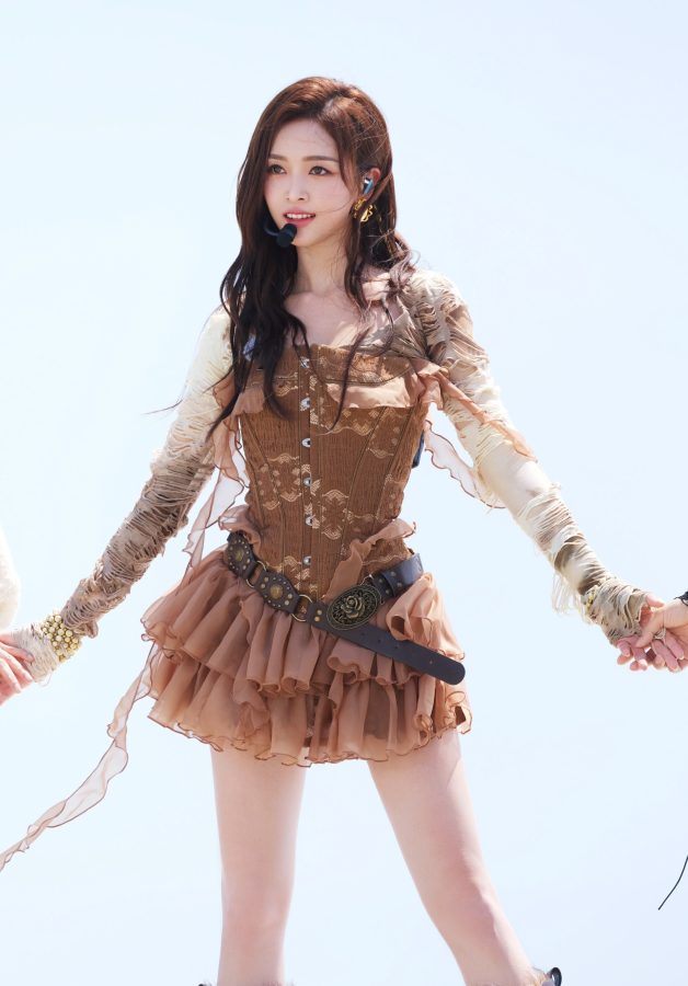甜美吉普赛女郎吴宣仪身穿棕色短裙大秀美腿，高筒靴更添狂野魅力(9/9)