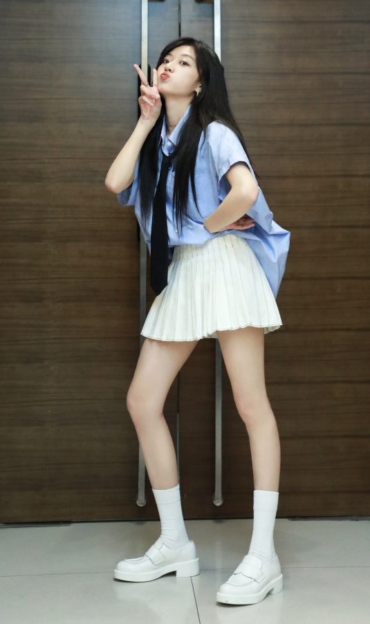 长腿美女孙千清纯装扮录制《你好星期六》(4/11)