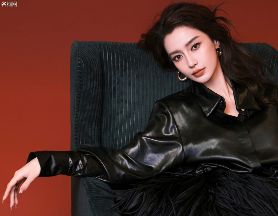 杨颖穿皮质短裙拍摄玉照，容颜美颜肌肤白皙(7/7)