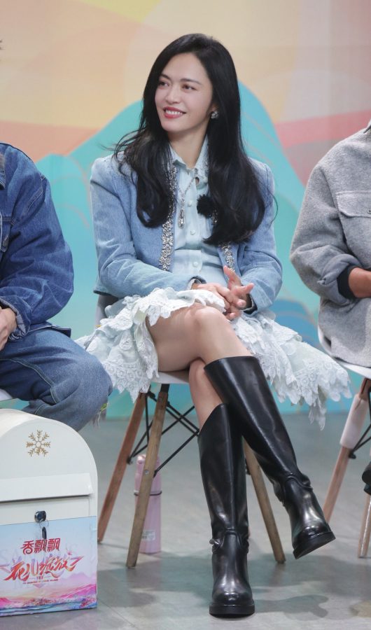 《花儿绽放》节目里姚晨的美腿皮靴(1/4)
