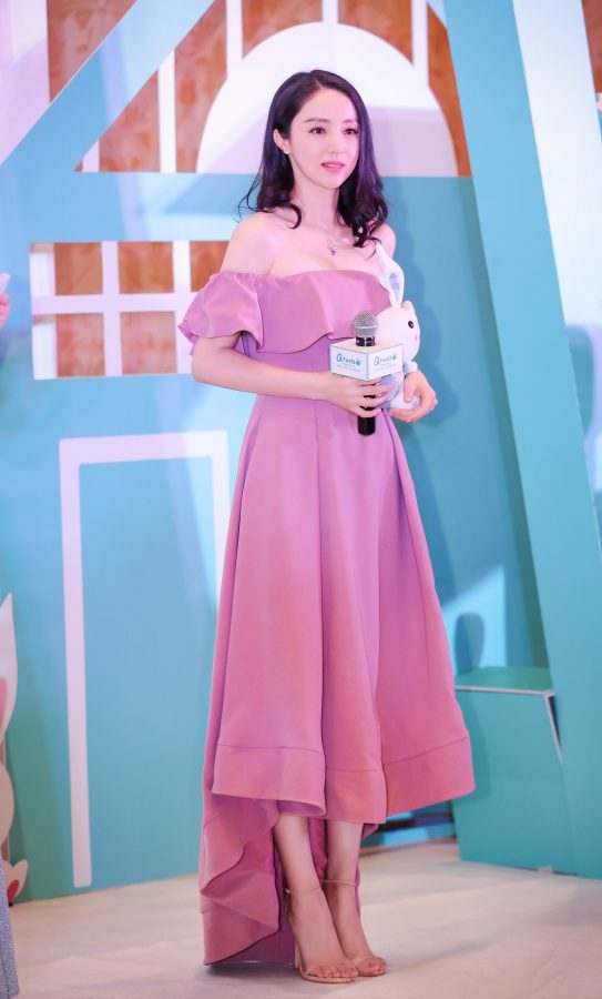 董璇一袭粉色露肩纱裙温柔甜美，脚下的Stuart Weitzman水晶高跟鞋更添性感。(4/4)