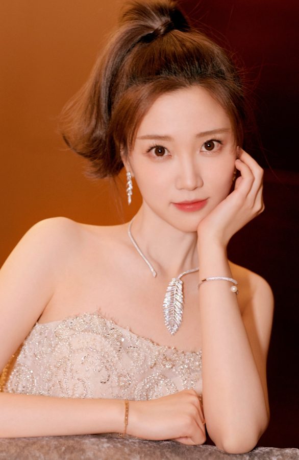 Zhang Chunye's slit skirt and silver high heels set off her jade feet, making it impossible to look away(7/7)
