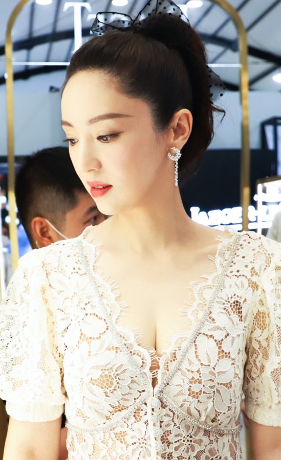 董璇出席三亚钟表奇迹高级钟表展开幕式，白色蕾丝透视裙大胆秀出曼妙S曲线(5/5)