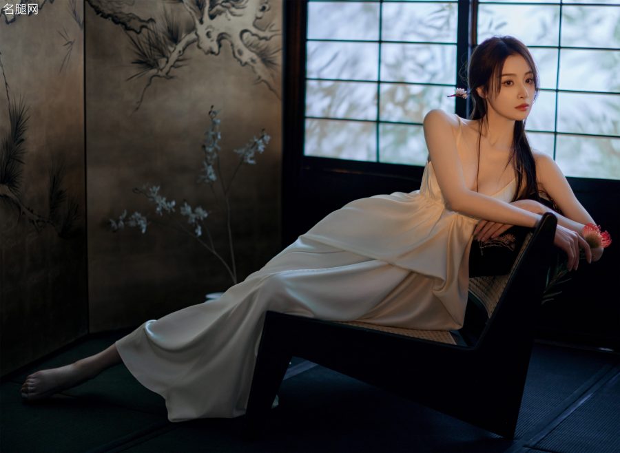 隆妮穿吊带低胸白裙大秀完美身材(6/9)