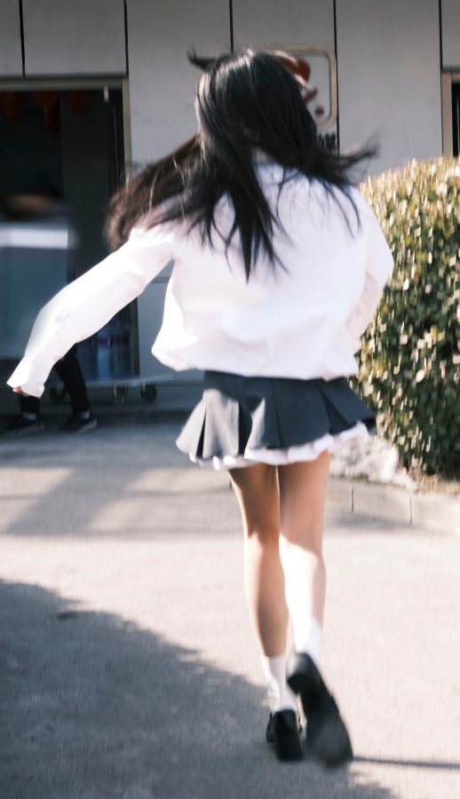 长腿美女孙千演绎经典学院风，苗条身姿让人怦然心动。(4/12)