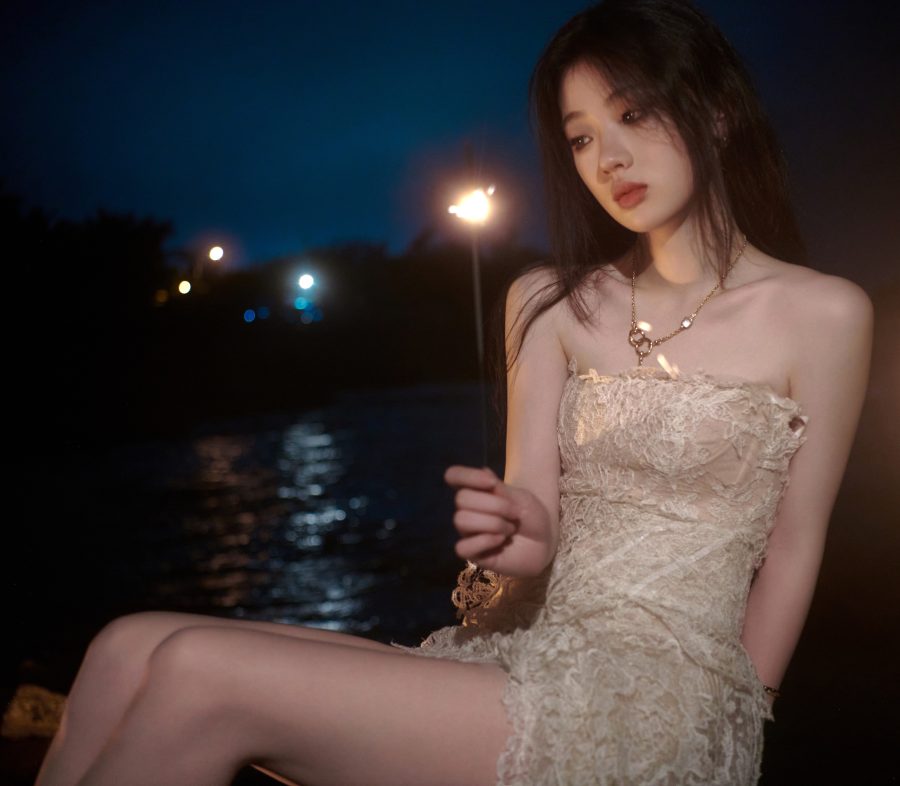 清纯女神单依纯水边倩影，蕾丝白裙衬托苗条身姿(2/3)