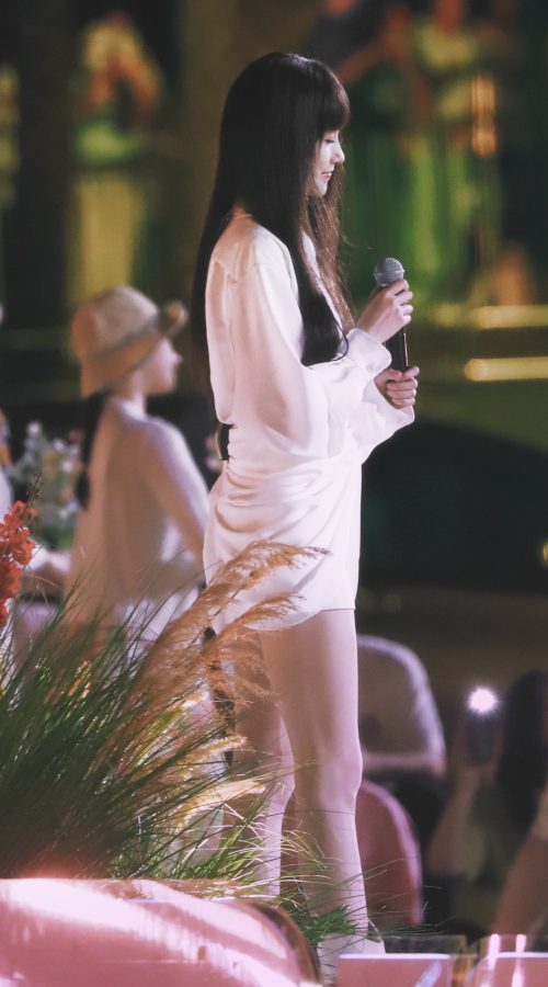 关晓彤齐刘海甜美造型逆天长腿超吸睛，这身穿搭太有范儿了(23/23)