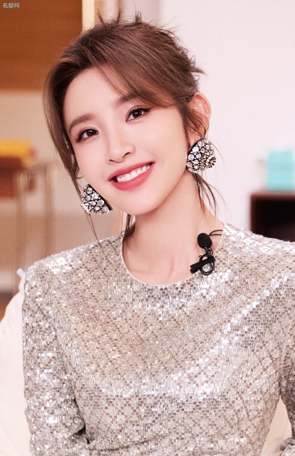 女明星唐艺昕穿一条银色亮片短裙秀出纤白的美腿(7/12)