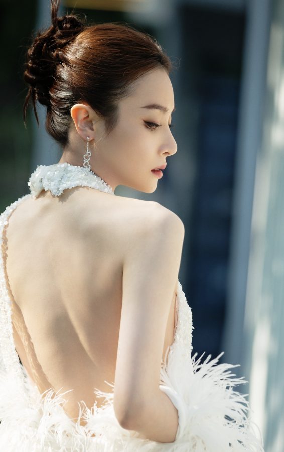 隆妮穿高开叉礼服踩防水台凉高跟大秀长腿玉背(3/6)
