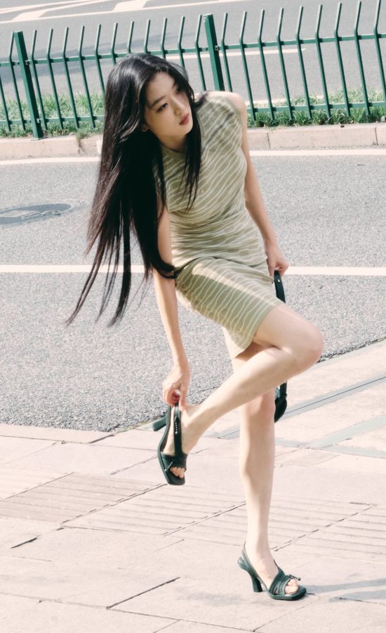 孙千都市丽影，步步生风。高跟鞋与玉足的组合苗条身姿婀娜(4/4)