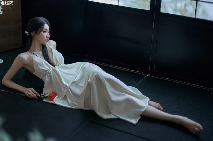 隆妮穿吊带低胸白裙大秀完美身材(8/9)