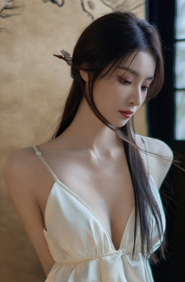 隆妮穿吊带低胸白裙大秀完美身材(4/9)