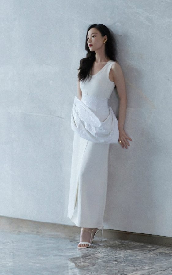 白裙女神倪妮气质绝尘，曼妙身姿尽显高级美感(3/7)