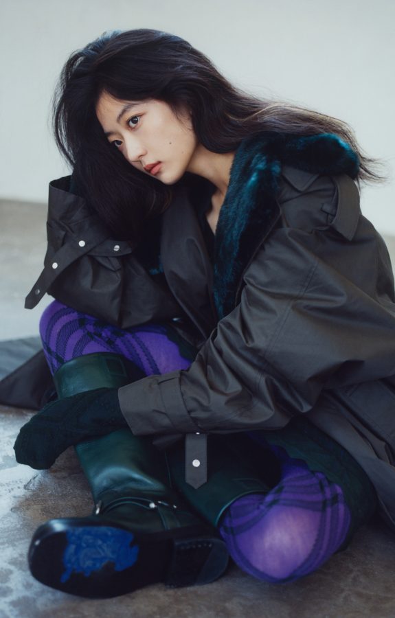 《尼龙》杂志封面孙千氛围感拉满的复古女郎，别致花纹丝袜勾勒出绝美腿型(3/5)