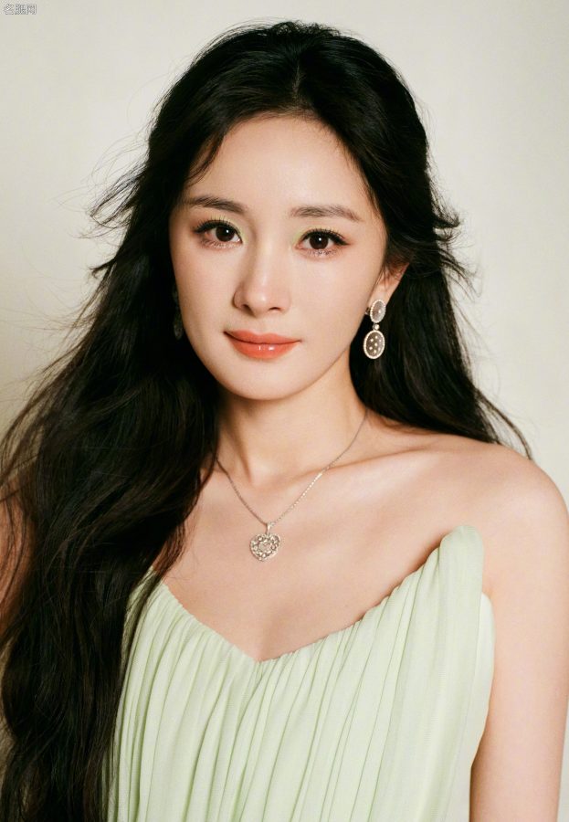 杨幂挑战优雅风，薄荷绿长裙坐姿尽显美腿(6/9)