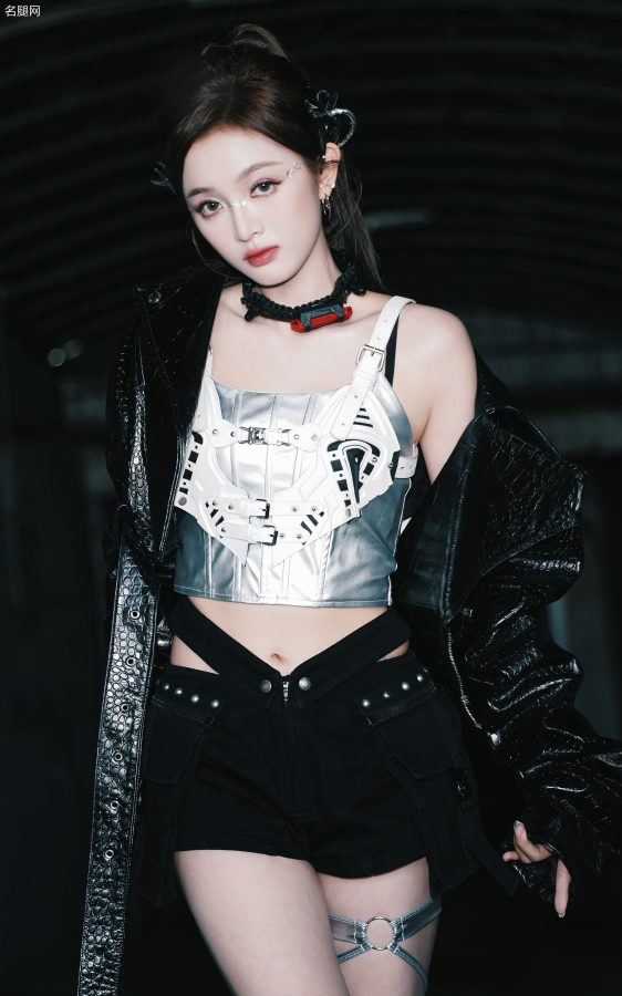 长腿小姐姐吴宣仪酷飒上线，这套穿搭简直slay全场(12/13)