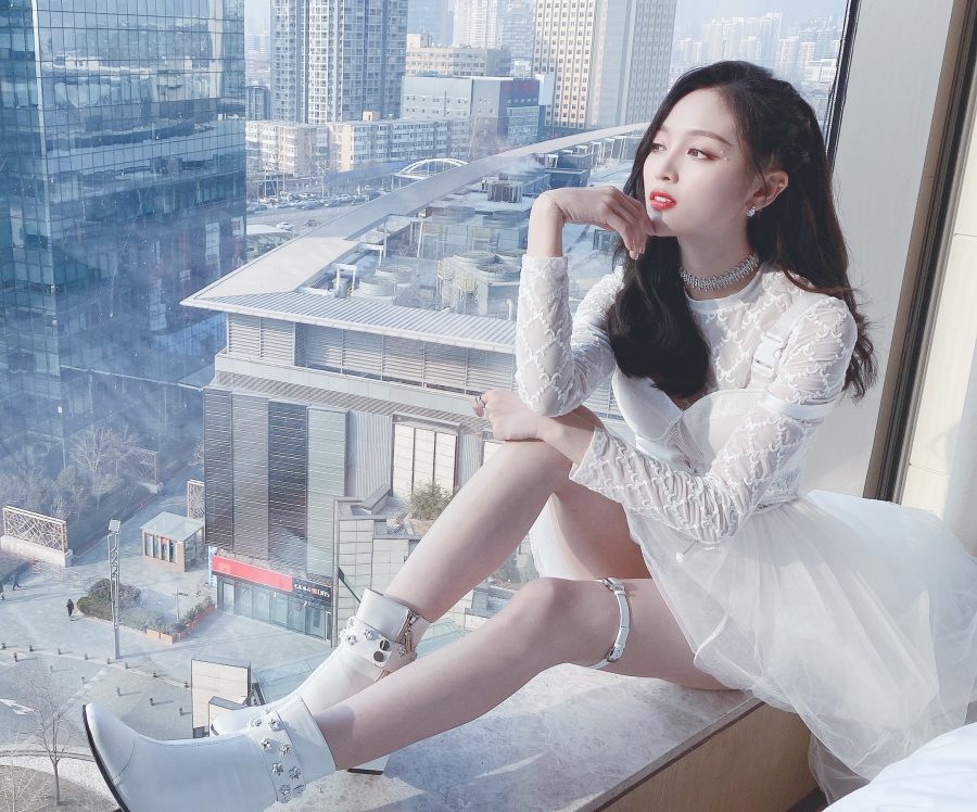 吴宣仪白色蕾丝裙大秀修长美腿，清纯与性感并存！(2/3)