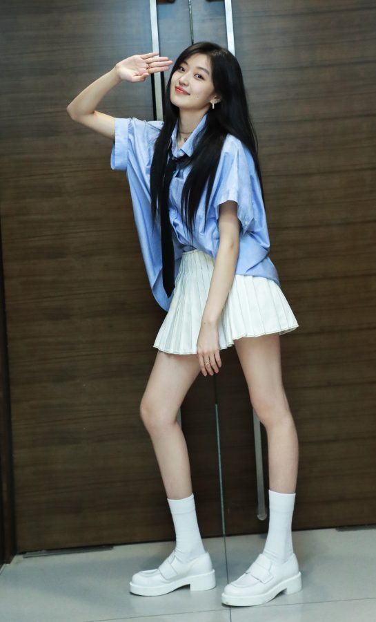 Long-legged beauty Sun Qian dressed up in pure style to record "Hello Saturday"(2/11)