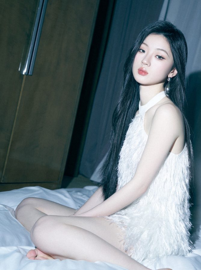 单依纯一袭纯白羽毛短裙尽显修长美腿，搭配亮钻高跟，气质优雅又性感！(2/5)
