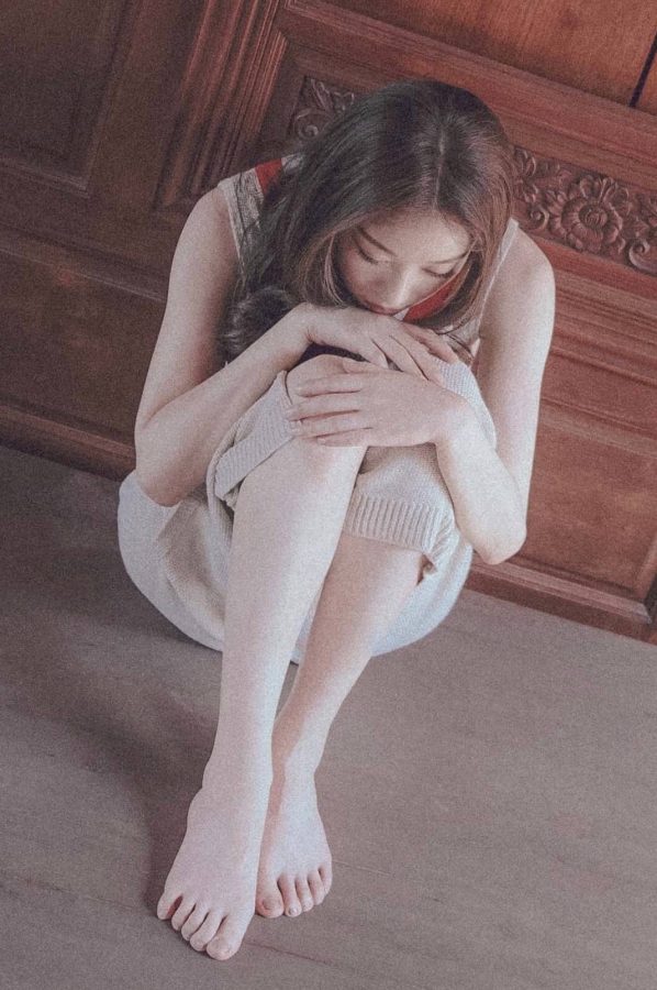 美女明星倪妮赤足盘坐尽显随性慵懒，纯净眼神楚楚动人(3/7)