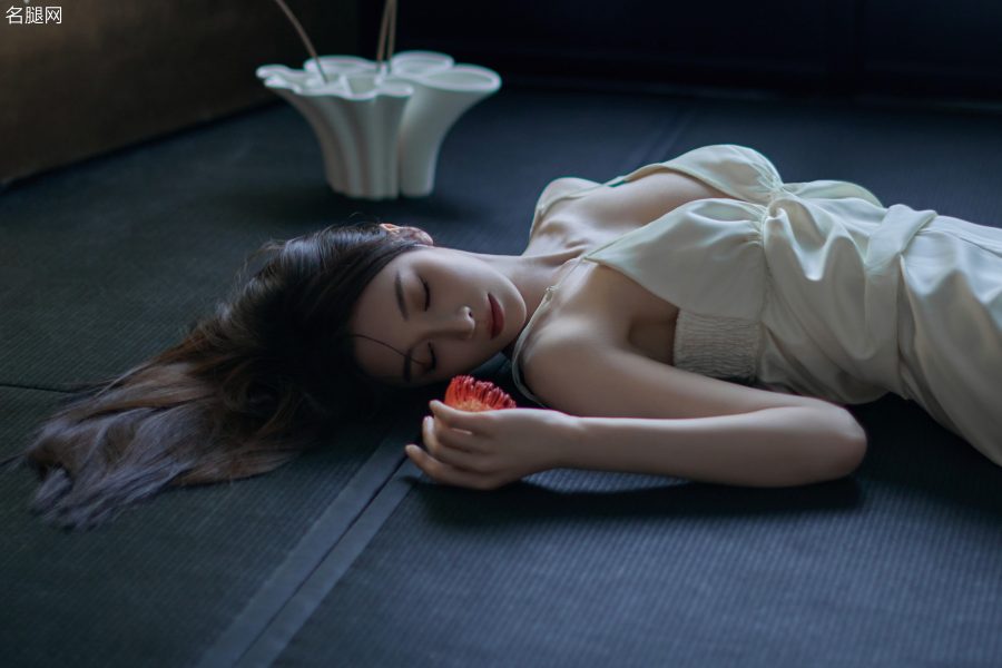 隆妮穿吊带低胸白裙大秀完美身材(9/9)