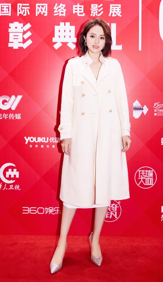 知性女神董璇的魅力穿搭，一双美腿在银色高跟的衬托下更显修长(3/3)
