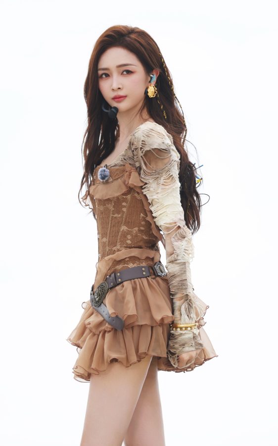 甜美吉普赛女郎吴宣仪身穿棕色短裙大秀美腿，高筒靴更添狂野魅力(3/9)