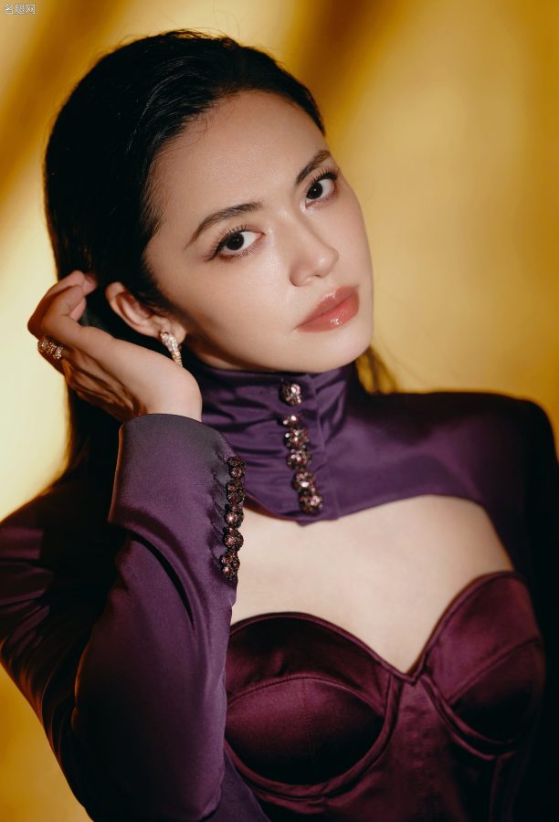 姚晨化身暗夜玫瑰亮相时尚芭莎年度派对，镂空礼服设计感十足(3/10)