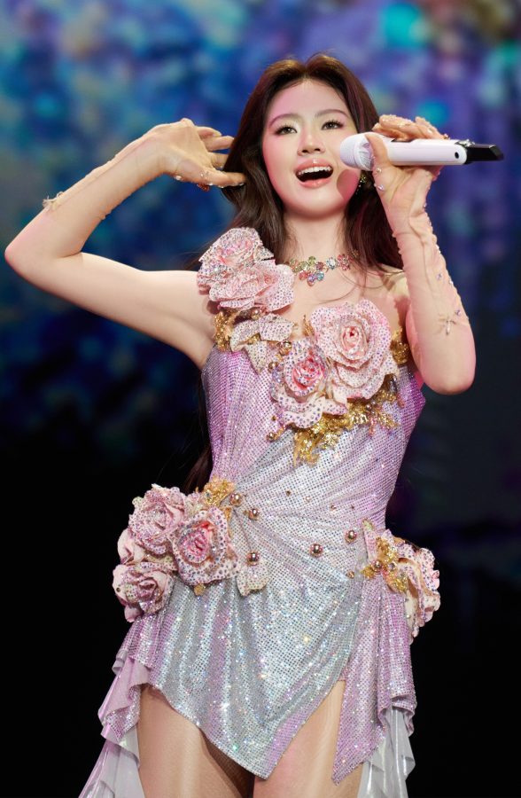 绝美小姐姐单依纯身穿粉紫色花朵礼服搭配肉色丝袜闪耀演唱会舞台(25/82)