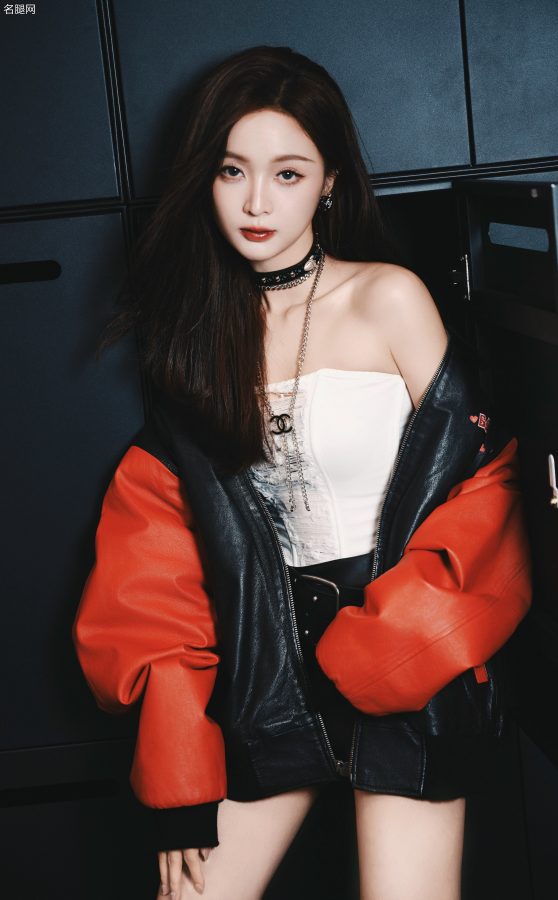 吴宣仪演绎甜酷风，皮衣半脱尽显风情，一双美腿和高跟鞋太吸睛！(3/9)