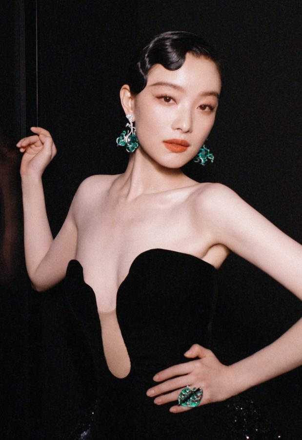 气质御姐倪妮上线！深V礼服展现迷人风采，优雅颈肩曲线令人惊艳(12/17)