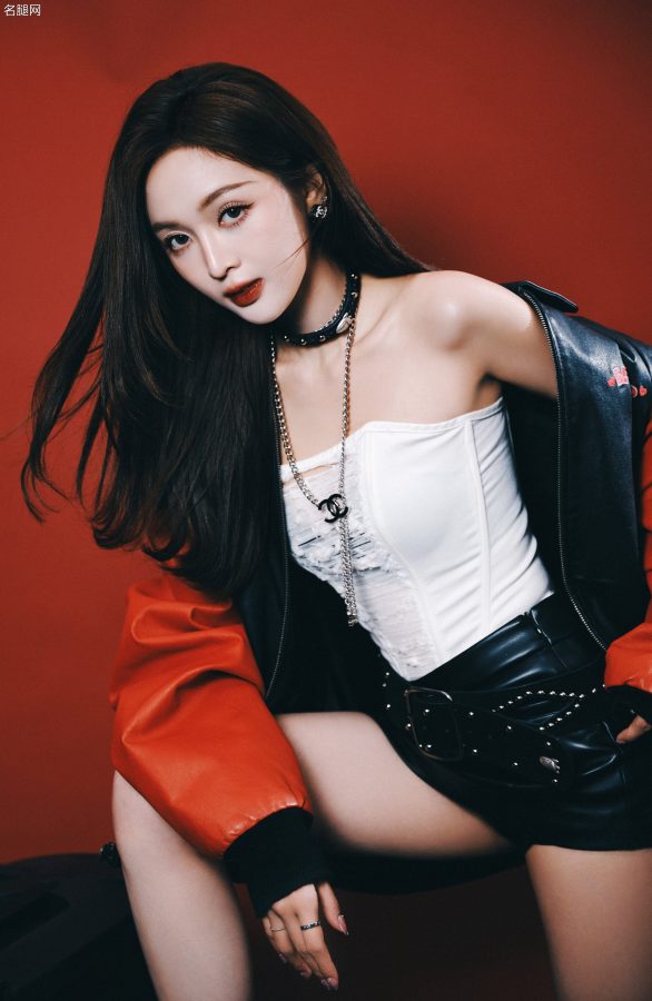 吴宣仪演绎甜酷风，皮衣半脱尽显风情，一双美腿和高跟鞋太吸睛！(7/9)