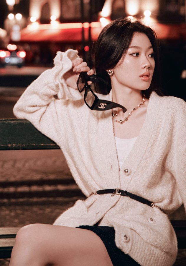 单依纯站在温柔的夜色中秀腿(5/6)