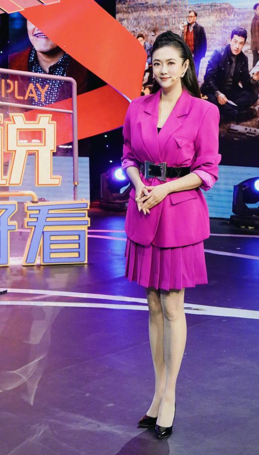 演播室的灯光照亮王曦梁的肉色丝袜(2/4)